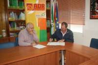 Imagen - Matías (Presidente de ASPROMIN) junto al alcalde de Nerva, firmando acuerdo de ayuda del programa LEADER 2014-2020