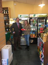 Imagen - Matías (Presidente ASPROMIN) premiando a clienta de ASPROMIN TU DESPENSA Imagen - Matías (Presidente ASPROMIN) premiando a clienta de ASPROMIN TU DESPENSA